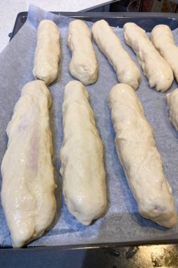 Geleneksel Kyiv perepechka 'nın ev yapımı hamur işi ve özgün Ukrayna sokak yemekleri ile hazırlanması.