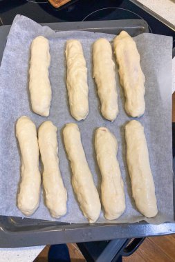 Geleneksel Kyiv perepechka 'nın ev yapımı hamur işi ve özgün Ukrayna sokak yemekleri ile hazırlanması.