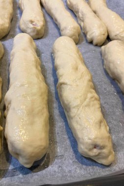 Geleneksel Kyiv perepechka 'nın ev yapımı hamur işi ve özgün Ukrayna sokak yemekleri ile hazırlanması.