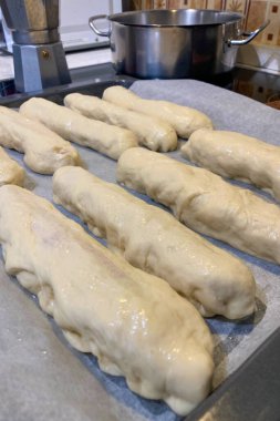 Geleneksel Kyiv perepechka 'nın ev yapımı hamur işi ve özgün Ukrayna sokak yemekleri ile hazırlanması.