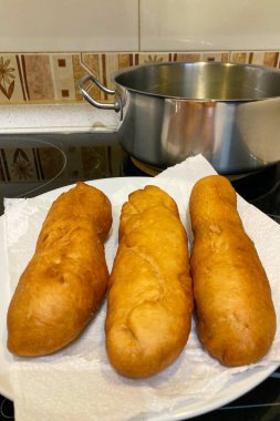 Geleneksel Kyiv perepechka 'nın ev yapımı hamur işi ve özgün Ukrayna sokak yemekleri ile hazırlanması.