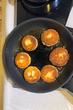 Lezzetli şuruplu peynirli krep, bal serpiştirilmiş, nefis bir Ukrayna kahvaltısı ya da tatlı sunuyor..