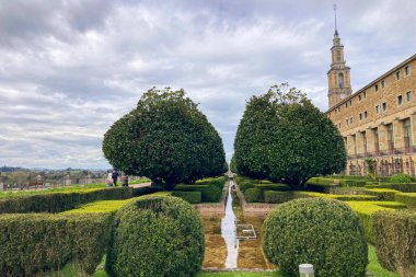 GIJON, SPAIN - 5 Nisan 2025: Üniversite Laboratuvarı, ilk olarak yetimler için eğitim merkezi olarak inşa edilen, şimdi çeşitli önde gelen kültür kurumlarına ev sahipliği yapıyor