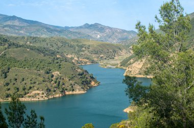 Guadalfeo Nehri 'ndeki Rezerv Kuralları, İspanya' nın Granada kentinde manzaralı manzaralar ve bölgesel öneme sahip çarpıcı dağlık arazilerin arasına yerleştirilmiş hayati bir su kütlesidir.
