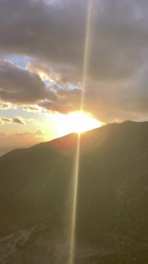 Sıcak gün batımı ışığı Fuengirola şehrini ve Calamorro Dağı 'nın güney tarafından görülen kıyı şeridini aydınlatır..