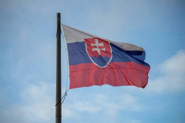 Slovakya bayrağı Bratislava 'daki Slovakya Cumhuriyeti Ulusal Konseyi' nin üzerinde