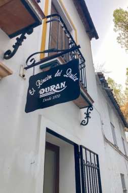 SETENİL DE LAS BODEGAS, SPAIN - 22 Ekim 2025: Dramatik kaya oluşumları içine inşa edilmiş eşsiz beyaz boyalı köy, Setenil de las Bodegas, İspanya 'daki en resimli manzaralardan birini sunuyor