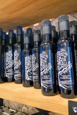 SETENİL DE LAS BODEGAS, İSPA - 22 Ekim 2025: Setenil de las Bodegas, İspanya 'da dramatik kaya oluşumları içine inşa edilmiş eşsiz bir beyazlatılmış köydeki yerel sanatçılar