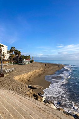 TORREMOLINOS, İspanya - Şubat 12026 Deniz kıyılarının geniş bir görüntüsü, İspanya 'nın Torremolinos kentindeki kıyı şeridi boyunca uzanan kumlu kıyıları ve sakin Akdeniz sularını ortaya çıkarmaktadır..
