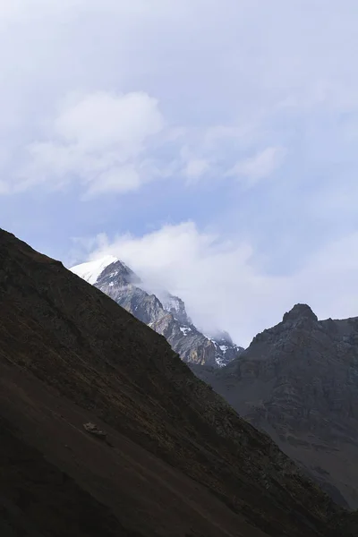Гора Тлі Блакитного Неба Взимку Хмарами Ландшафтна Фотографія — стокове фото