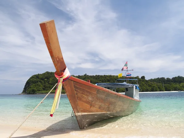 Barco na praia de areia — Fotografia de Stock