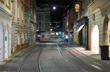 Avusturya 'daki Corona krizi sırasında gece sokağa çıkma yasağı, boş şehirler (Avrupa) 