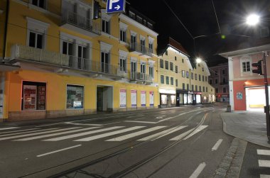 Avusturya 'daki Corona krizi sırasında gece sokağa çıkma yasağı, boş şehirler (Avrupa) 