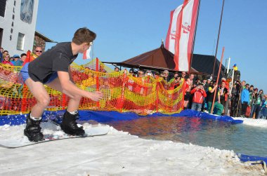 Feuerkogel kayak bölgesinde su sıçraması (Avusturya)