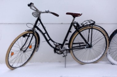 Gmunden 'de kışın bisiklet (bölge Gmunden, Yukarı Avusturya, Avusturya) 