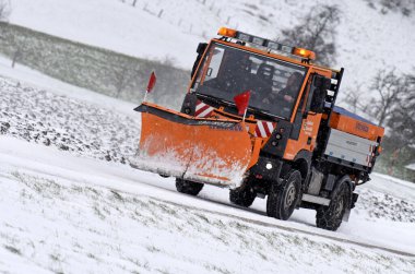 Salzkammergut 'ta bir kamyonla kar temizleme (kış servisi)
