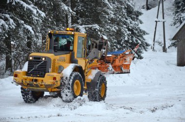 Salzkammergut 'ta bir kamyonla kar temizleme (kış servisi)