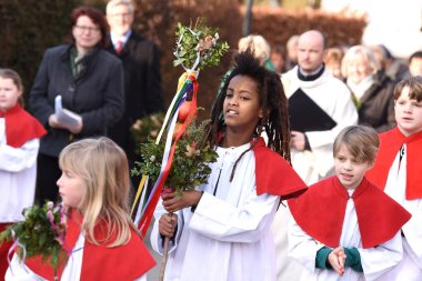 Attersee 'deki Palm Sunday' de palmiye kutlaması (Vcklabruck bölgesi, Yukarı Avusturya) - Her yıl Palm Sunday 'de, renkli palmiye ağaçları Kudüs' e İsa 'nın girişi anısına 