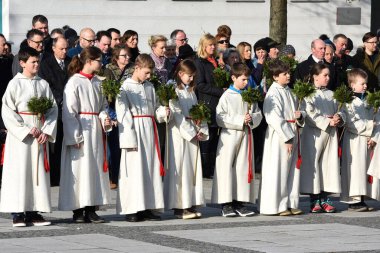 Palm Sunday on Seewalchen (Vcklabruck bölgesi, Yukarı Avusturya) - Her yıl Palm Sunday 'de, renkli palmiye ağaçları Kudüs' e İsa 'nın girişi anısına 