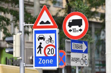 Viyana, Avusturya, Avrupa 'daki Mariahilfer Strae alışveriş caddesi.