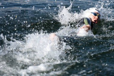 Triatlon C 'den oluşan bir dayanıklılık sporudur.