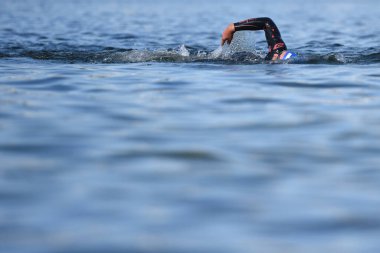Triatlon C 'den oluşan bir dayanıklılık sporudur.