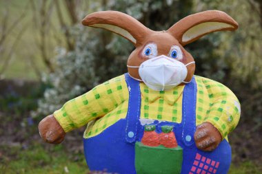 Paskalya tavşanı da bu yıl FFP2 koruyucu maskesi takıyor.