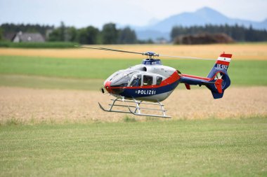 Arka planda Traunstein olan model polis helikopteri, Salzkammergut, Avusturya, Avrupa