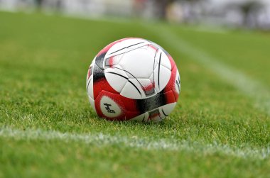 Spor sahasında bir futbol topu, Salzkammergut, Avusturya, Avrupa