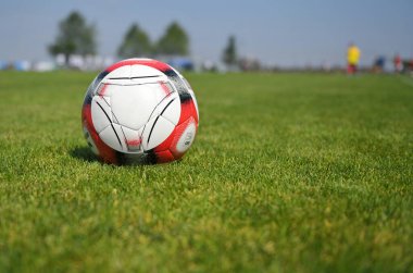 Spor sahasında bir futbol topu, Salzkammergut, Avusturya, Avrupa