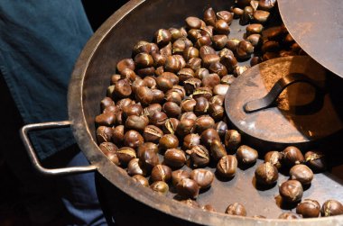 Salzkammergut, Avusturya ve Avrupa 'da bir Noel pazarında kestane