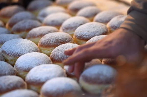 Faschingskrapfen Mardi Gras, Avusturya ve Avrupa 'da tipik bir hamur işidir.