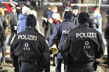 Avusturya, Avusturya ve Avrupa 'daki koronaların kilitlenmesi sırasında Avusturya' da düzenlenen bir korona gösterisinde polis kontrolü