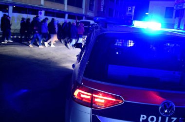 Avusturya, Avusturya ve Avrupa 'daki koronaların kilitlenmesi sırasında Avusturya' da düzenlenen bir korona gösterisinde polis kontrolü