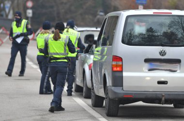 Avusturya, Avusturya ve Avrupa 'daki koronaların kilitlenmesi sırasında Avusturya' da düzenlenen bir korona gösterisinde polis kontrolü