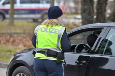 Avusturya, Avusturya ve Avrupa 'daki koronaların kilitlenmesi sırasında Avusturya' da düzenlenen bir korona gösterisinde polis kontrolü