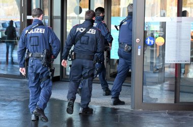 Corona tecridi sırasında ve Vien 'deki terörist saldırısından sonra Avusturya' daki bir alışveriş merkezinde polis kontrolü