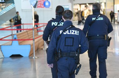 Corona tecridi sırasında ve Vien 'deki terörist saldırısından sonra Avusturya' daki bir alışveriş merkezinde polis kontrolü