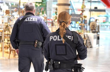 Corona tecridi sırasında ve Vien 'deki terörist saldırısından sonra Avusturya' daki bir alışveriş merkezinde polis kontrolü