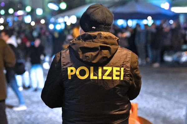 Avusturya, Avusturya ve Avrupa 'daki koronaların kilitlenmesi sırasında Avusturya' da düzenlenen bir korona gösterisinde polis kontrolü