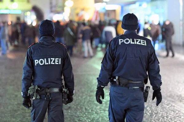 Avusturya, Avusturya ve Avrupa 'daki koronaların kilitlenmesi sırasında Avusturya' da düzenlenen bir korona gösterisinde polis kontrolü