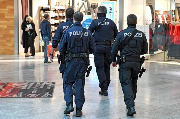Corona tecridi sırasında ve Vien 'deki terörist saldırısından sonra Avusturya' daki bir alışveriş merkezinde polis kontrolü