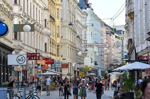 Viyana 'daki Neubaugasse alışveriş caddesi (Avusturya)