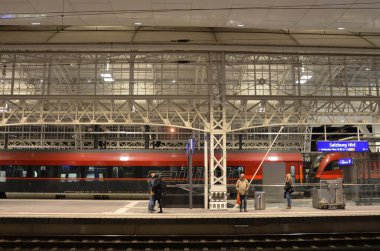 Geceleri Salzburg Merkez İstasyonu, Avusturya, Avrupa