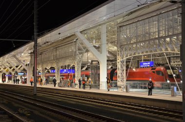 Geceleri Salzburg Merkez İstasyonu, Avusturya, Avrupa