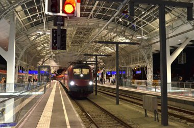 Geceleri Salzburg Merkez İstasyonu, Avusturya, Avrupa