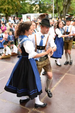 Avusturyalı geleneksel halk dansının halka açık gösterisi Mondsee, Avustralya 'daki çiftçi pazarında