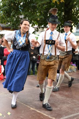 Avusturyalı geleneksel halk dansının halka açık gösterisi Mondsee, Avustralya 'daki çiftçi pazarında