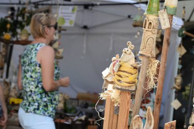 Pettenbach 'taki Benedikti-Markt, her yıl Temmuz ayı başlarında gerçekleşen bu el işi pazarında, birçok ulusal ve uluslararası sergi sahibi sanatını sergiliyor.