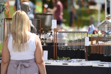 Pettenbach 'taki Benedikti-Markt, her yıl Temmuz ayı başlarında gerçekleşen bu el işi pazarında, birçok ulusal ve uluslararası sergi sahibi sanatını sergiliyor.